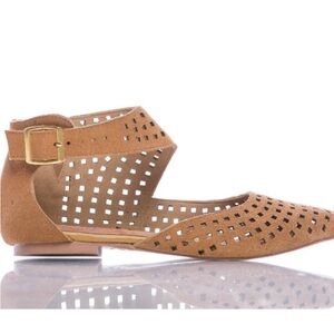 NWOT BURJU Leola

Pointed Toe Perforated Flats SIZE 10